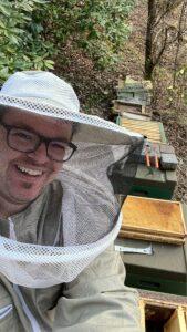 Imker Thomas Wüst an deinem Bienenstand im Siegerland.